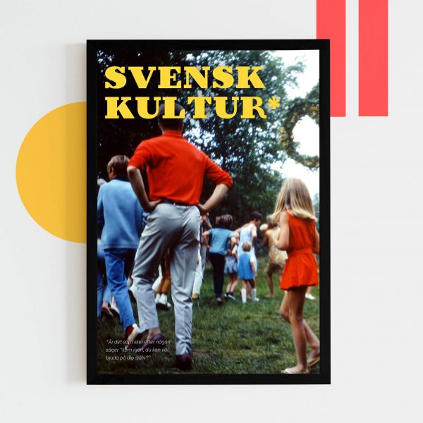 Vuxna och barn i färgglada kläder dansar runt midsommarstången med texten "Svensk Kultur* Är det som sker efter någon säger "Kom igen, du kan väl bjuda på dig själv?"