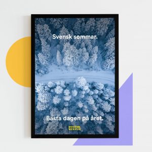Bild från ovan på en snöklädd skog och väg med texten "Svensk Sommar. Bästa dagen på året."