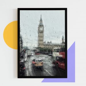 Poster med texten "äntligen måndag" över en bild på ett regnigt London